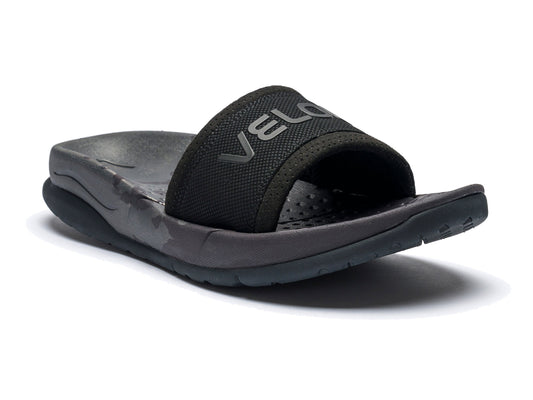 VELOUS donkergrijze en zwarte herstelslipper recovery slide op een witte achtergrond
